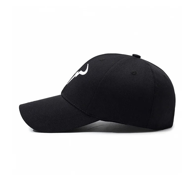 Schwarze Baseball Cap – Weißes Bullenhorn-Logo