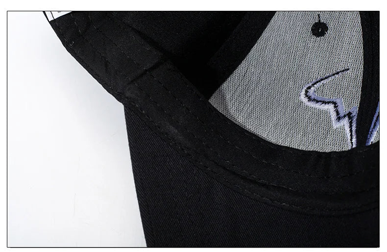 Schwarze Baseball Cap – Weißes Bullenhorn-Logo