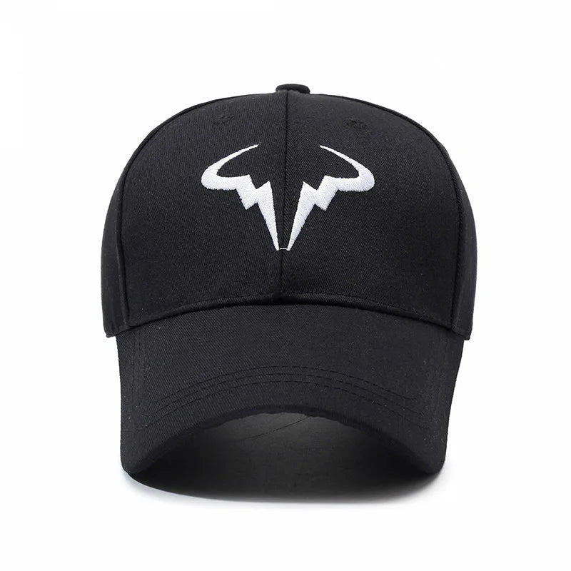 Schwarze Baseball Cap – Weißes Bullenhorn-Logo